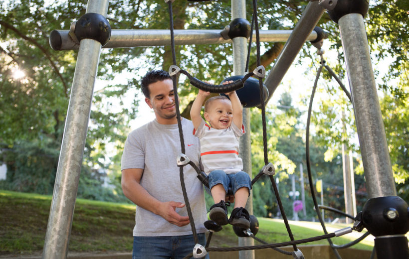 papá jugando con su hijo al aire libre