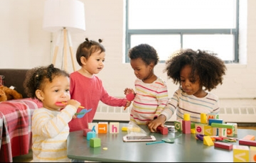 niños jugando en la guardería