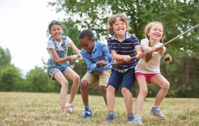 Niños jugando juntos